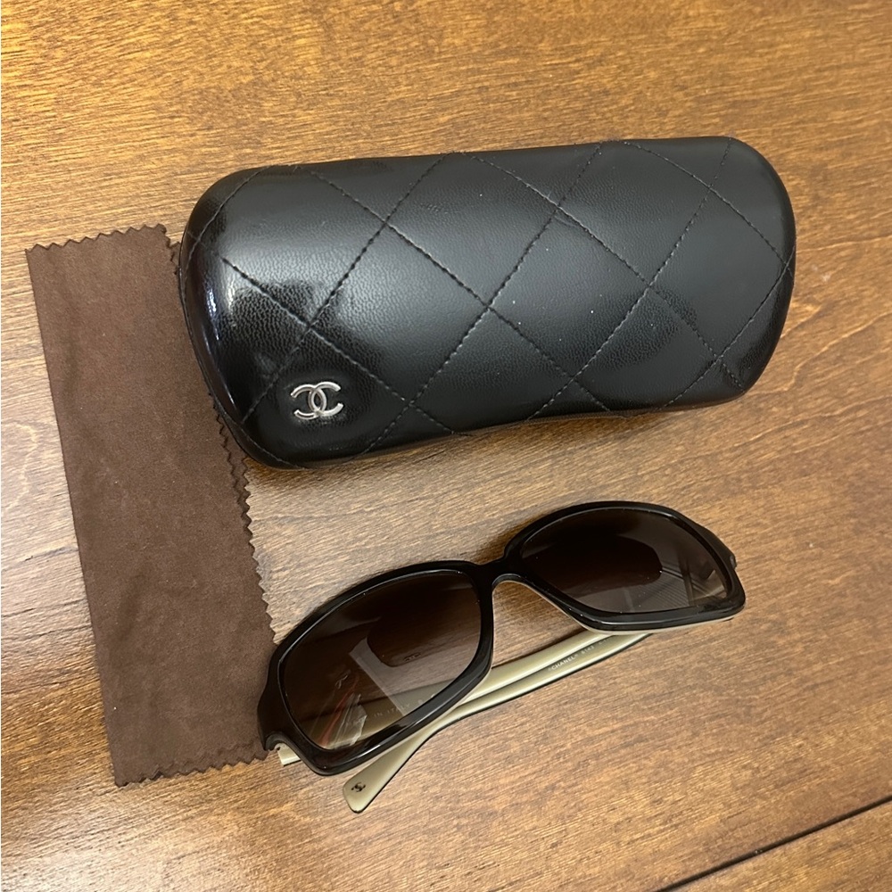 CHANEL Vintage Tortoise Sunglasses with Brown Cloth and Black Quilted Case - Picture 5 of 10